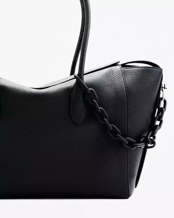 「sacai、新たなアイコン「Lock Bag」を発売──ドアロックの構造から生まれた、変化するバッグ」の画像