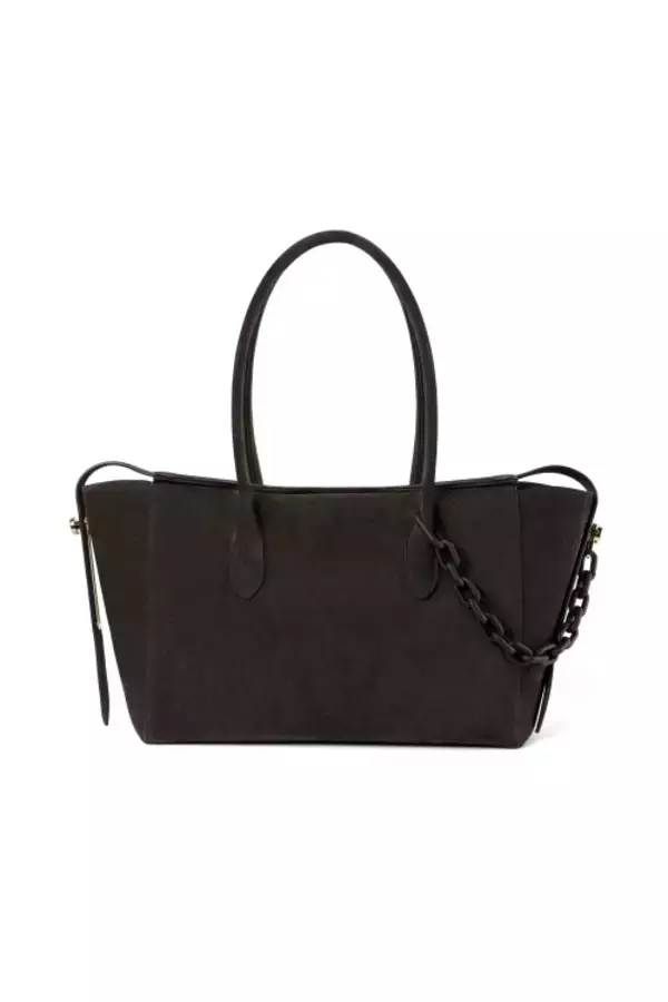 「sacai、新たなアイコン「Lock Bag」を発売──ドアロックの構造から生まれた、変化するバッグ」の画像