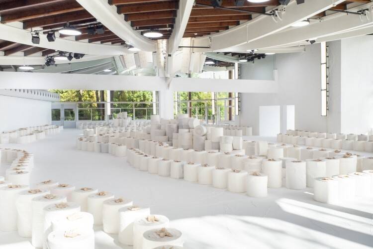 【ルック】イッセイ ミヤケが2025年春夏コレクションをパリで発表