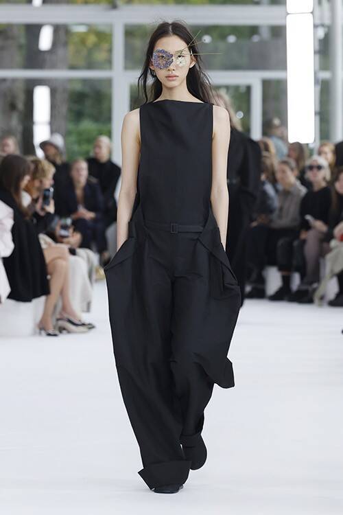 【ルック】イッセイ ミヤケが2025年春夏コレクションをパリで発表