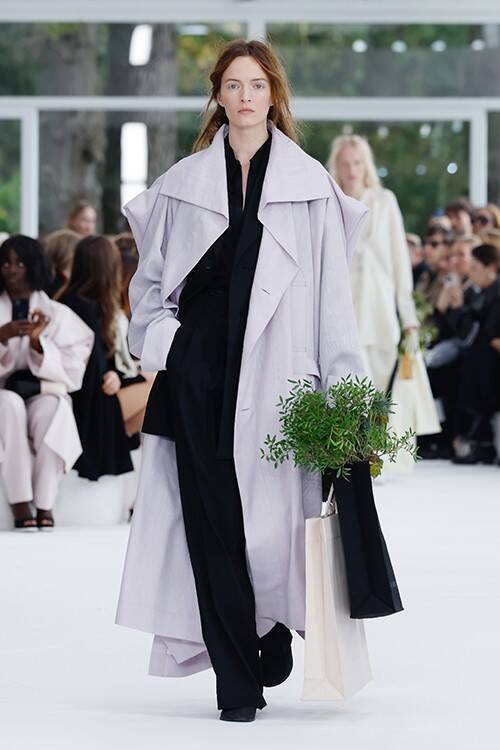 【ルック】イッセイ ミヤケが2025年春夏コレクションをパリで発表