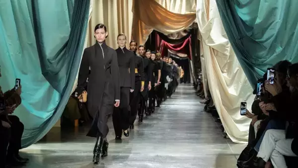 【ルック】フェンディがキム・ジョーンズによる2024年秋冬 ウイメンズコレクションを発表