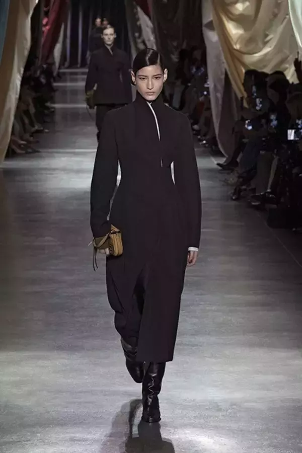 「【ルック】フェンディがキム・ジョーンズによる2024年秋冬 ウイメンズコレクションを発表」の画像