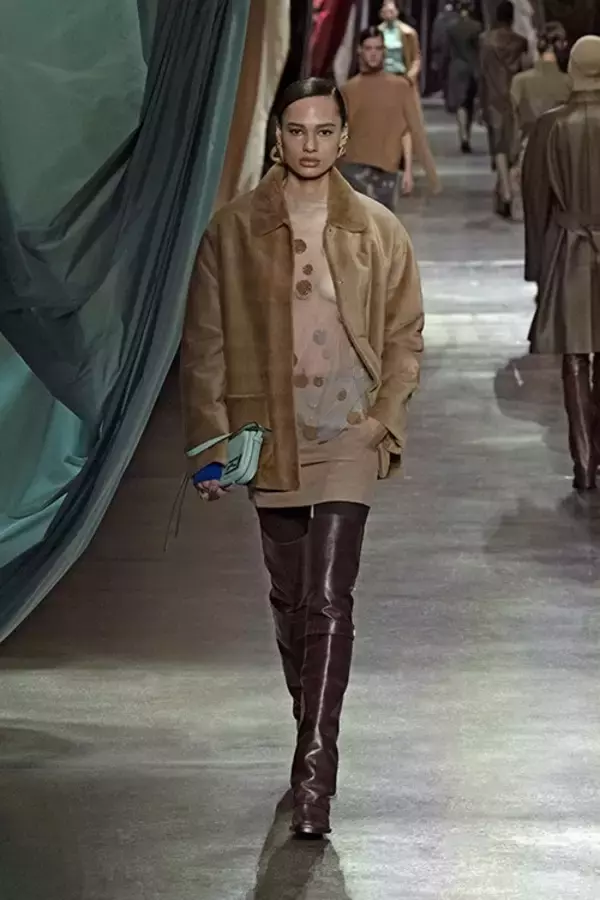 「【ルック】フェンディがキム・ジョーンズによる2024年秋冬 ウイメンズコレクションを発表」の画像