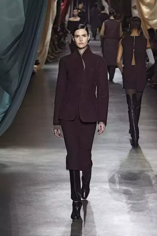 「【ルック】フェンディがキム・ジョーンズによる2024年秋冬 ウイメンズコレクションを発表」の画像