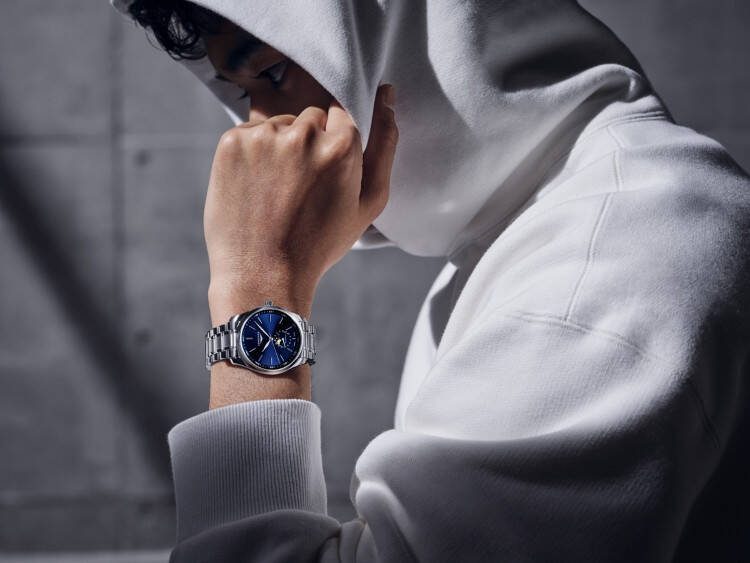 ロンジンがブランドアンバサダーの本木雅弘とUTAによる新ビジュアルを公開