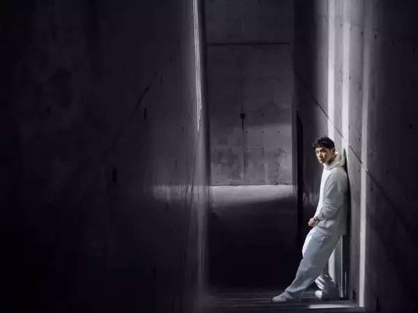 「ロンジンがブランドアンバサダーの本木雅弘とUTAによる新ビジュアルを公開」の画像