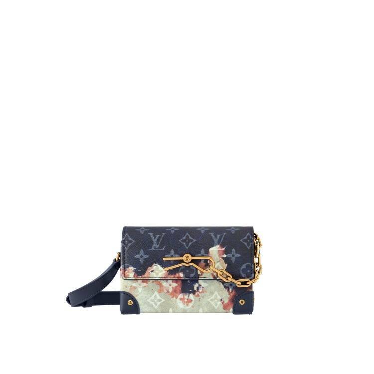 揺れ動く焚き火の炎を想わせるモチーフが印象的。ルイ・ヴィトンからメンズの新作バッグ&ウォレットが登場