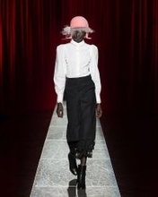 VIVIANO、教会空間で描いた“名もなき彼女”の肖像 Rakuten Fashion Week TOKYO 2026 A/W