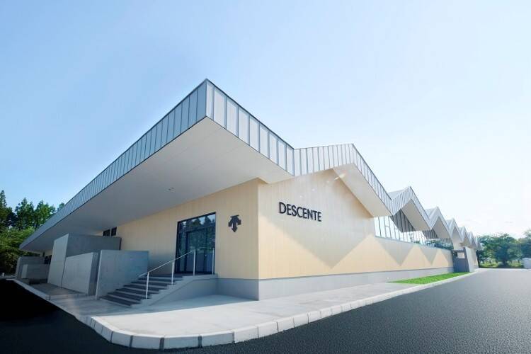 デサントは、なぜ銀座で「機能美」を再構築するのか。鬼木孝一郎が手掛けたDESCENTE GINZA
