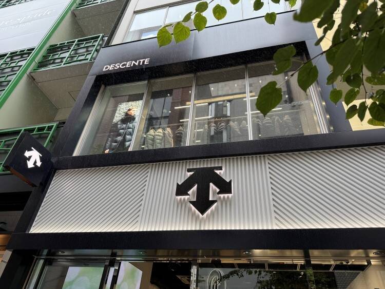 デサントは、なぜ銀座で「機能美」を再構築するのか。鬼木孝一郎が手掛けたDESCENTE GINZA