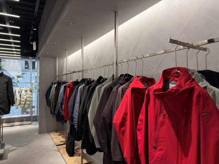 デサントは、なぜ銀座で「機能美」を再構築するのか。鬼木孝一郎が手掛けたDESCENTE GINZA