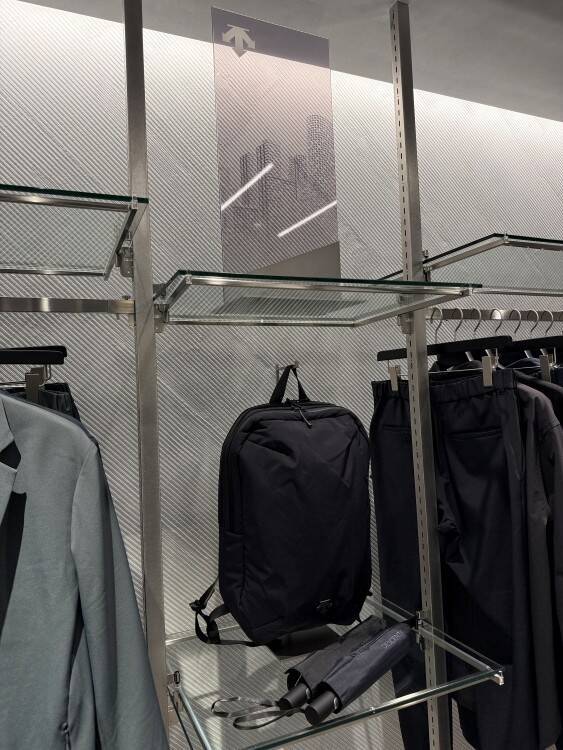 デサントは、なぜ銀座で「機能美」を再構築するのか。鬼木孝一郎が手掛けたDESCENTE GINZA