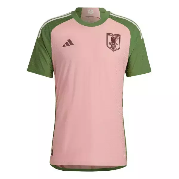 「アディダスがNIGO®デザインによる桜餅のような色合いのサッカー日本代表 スペシャルコレクションを発表」の画像