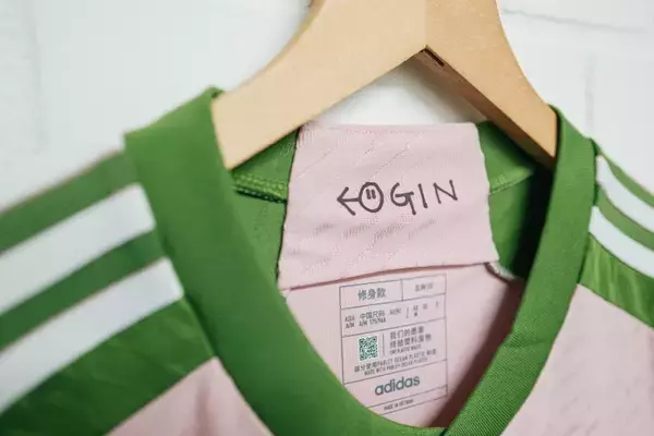 「アディダスがNIGO®デザインによる桜餅のような色合いのサッカー日本代表 スペシャルコレクションを発表」の画像