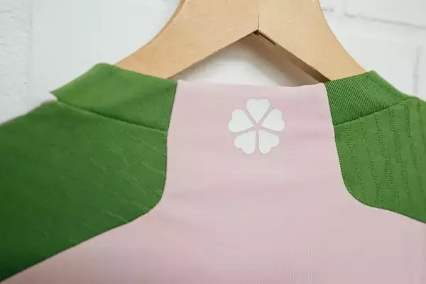 「アディダスがNIGO®デザインによる桜餅のような色合いのサッカー日本代表 スペシャルコレクションを発表」の画像