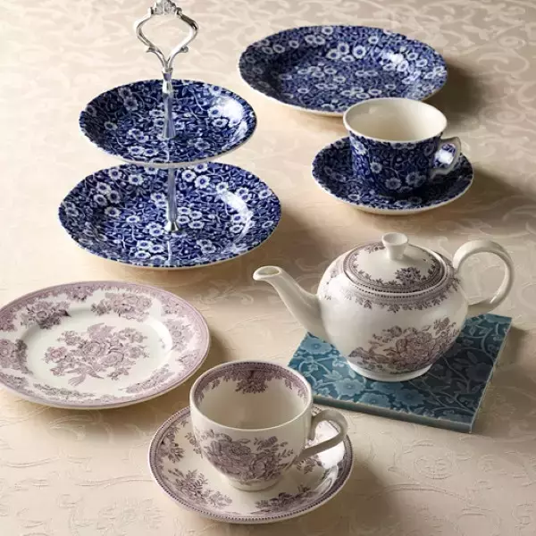 「日本橋三越本店で「三越英国展」を開催。エリザベス女王即位70周年プラチナジュビリーの記念アイテムも登場」の画像