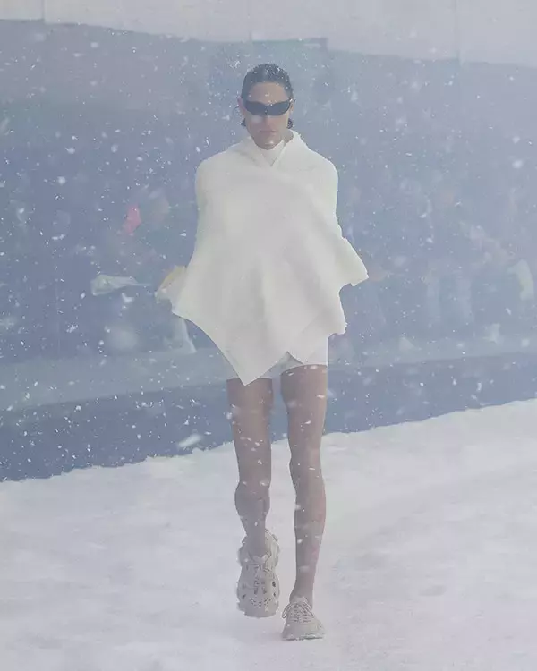 「【ルック】バレンシアガ 2022年ウィンターコレクションを発表」の画像