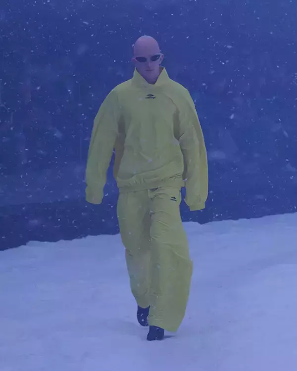 「【ルック】バレンシアガ 2022年ウィンターコレクションを発表」の画像