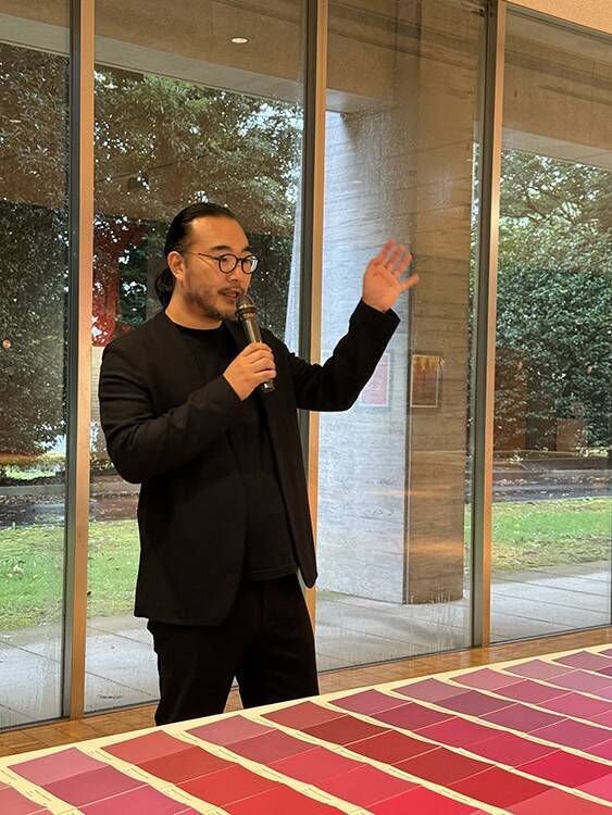 舘鼻則孝、15年の創作を支えた「手」──「Rethinkー舘鼻則孝と手しごとー」