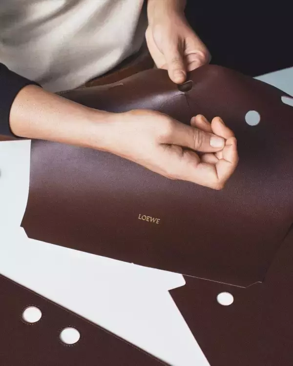 「ロエベからやわらかな台形のシルエットを描く新作バッグ「マドリード」が登場」の画像