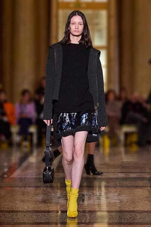 【ルック】オニツカタイガーがミラノファッションウィークで2024年秋冬イエローコレクションを発表