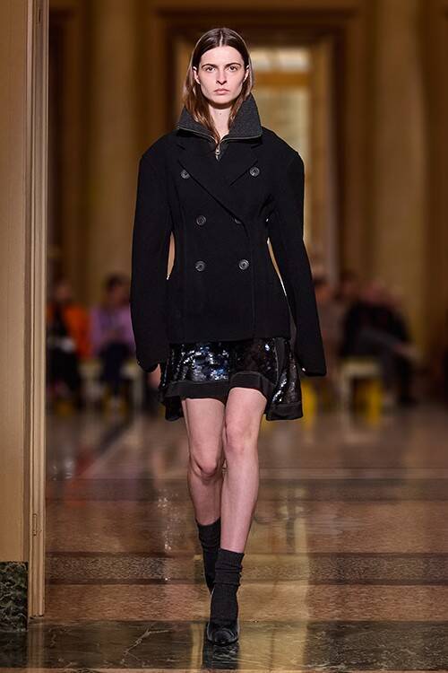 【ルック】オニツカタイガーがミラノファッションウィークで2024年秋冬イエローコレクションを発表
