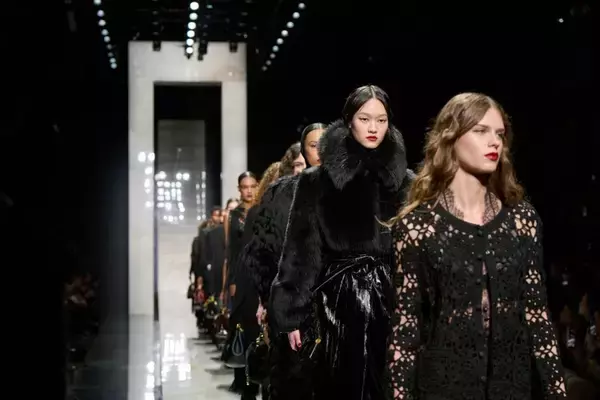 ドルチェ＆ガッバーナ 2026-27年秋冬ウィメンズコレクション──「IDENTITY」という揺るぎない宣言