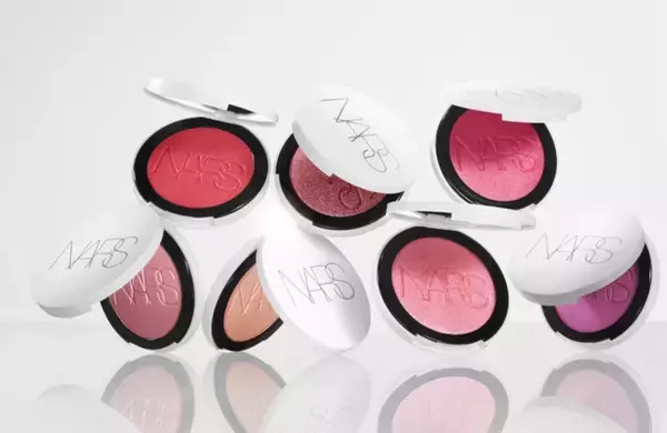 NARS、「ライトリフレクティング ルミナイジングブラッシュ」を発売。“光を纏う”ような新感覚ブラッシュ