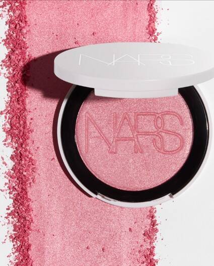 NARS、「ライトリフレクティング ルミナイジングブラッシュ」を発売。“光を纏う”ような新感覚ブラッシュ