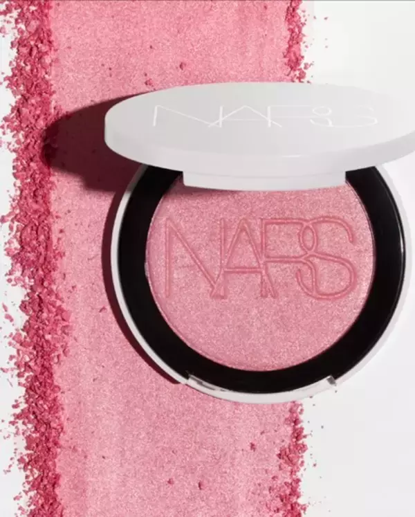 「NARS、「ライトリフレクティング ルミナイジングブラッシュ」を発売。“光を纏う”ような新感覚ブラッシュ」の画像