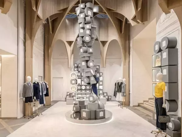 「ディオール、ジョナサン・アンダーソン初のコレクションを祝して──世界のブティックを彩る没入型ディスプレイ」の画像
