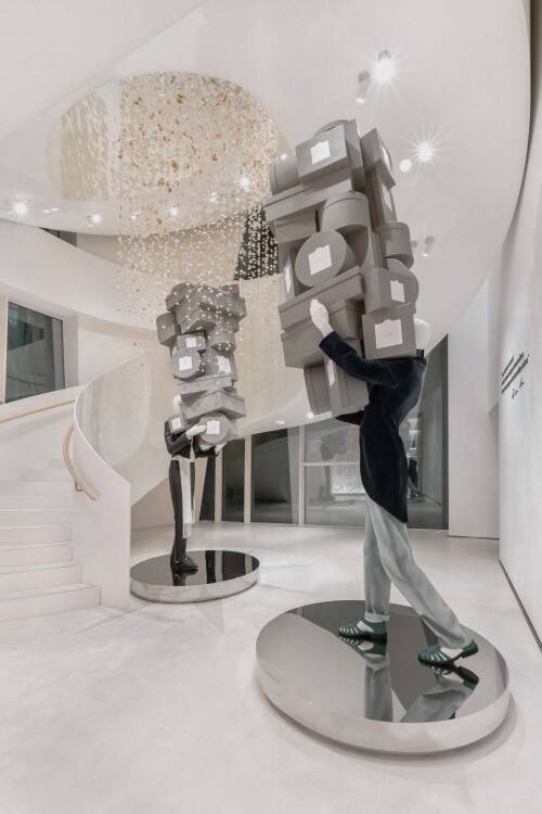 ディオール、ジョナサン・アンダーソン初のコレクションを祝して──世界のブティックを彩る没入型ディスプレイ