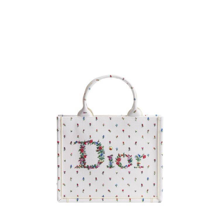 ディオール、ジョナサン・アンダーソン初のコレクションを祝して──世界のブティックを彩る没入型ディスプレイ