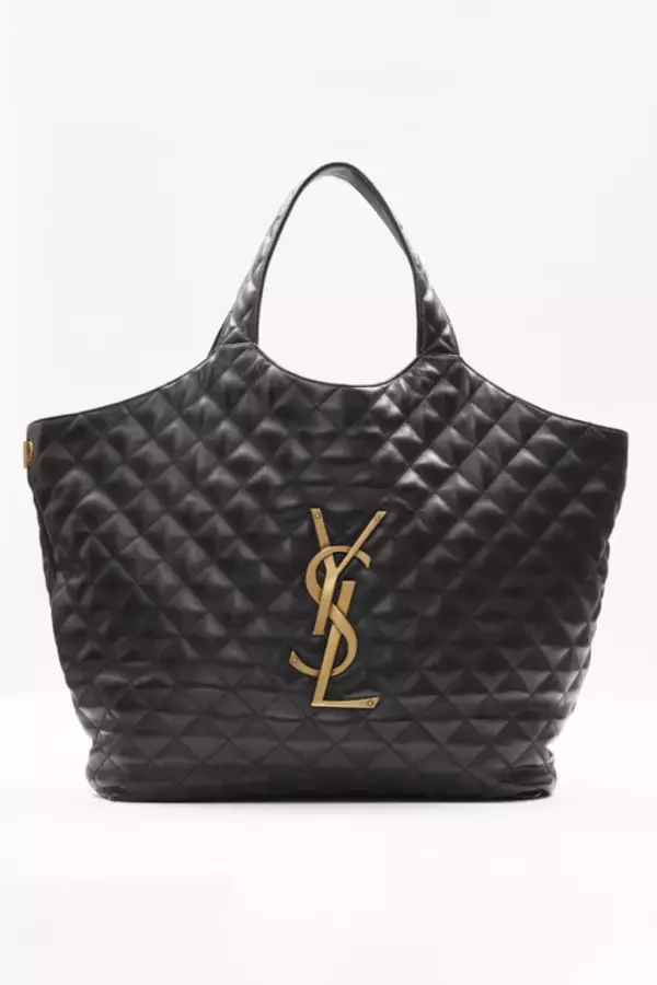 「サンローランのアイコンバッグ「イカール」を持つアンジェリーナ・ジョリーをロスアンゼルスでキャッチ!」の画像