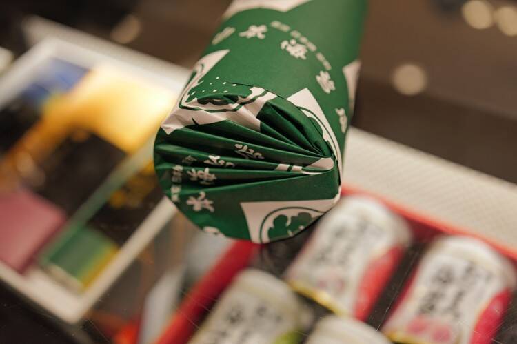 日本の包装の美学：視覚、所作、こころの美