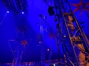 LES SIXが2026年秋冬コレクションを発表。サーカスの見世物として提示された、現実と虚構のあわい