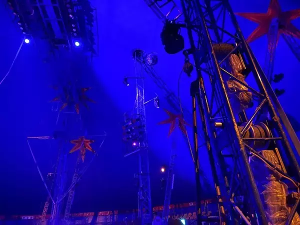 LES SIXが2026年秋冬コレクションを発表。サーカスの見世物として提示された、現実と虚構のあわい