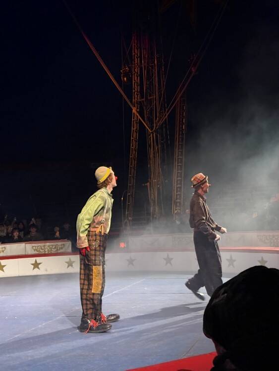 LES SIXが2026年秋冬コレクションを発表。サーカスの見世物として提示された、現実と虚構のあわい