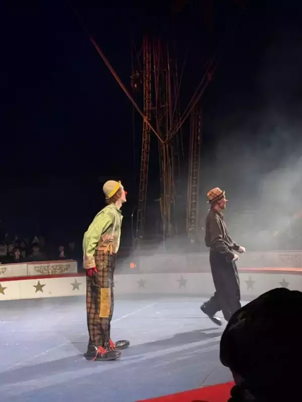 「LES SIXが2026年秋冬コレクションを発表。サーカスの見世物として提示された、現実と虚構のあわい」の画像