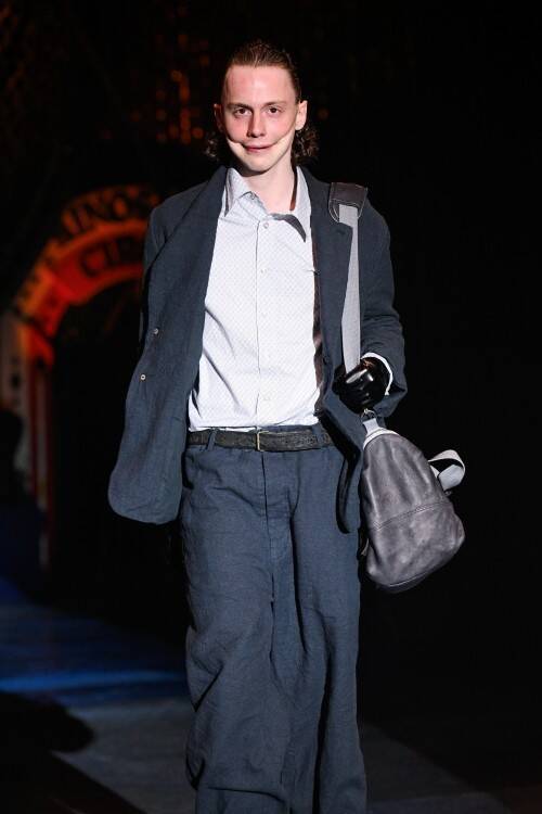 LES SIXが2026年秋冬コレクションを発表。サーカスの見世物として提示された、現実と虚構のあわい