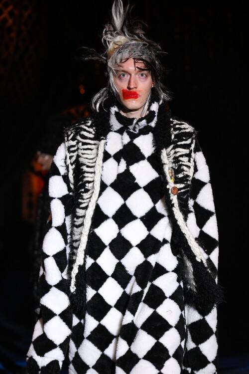 LES SIXが2026年秋冬コレクションを発表。サーカスの見世物として提示された、現実と虚構のあわい