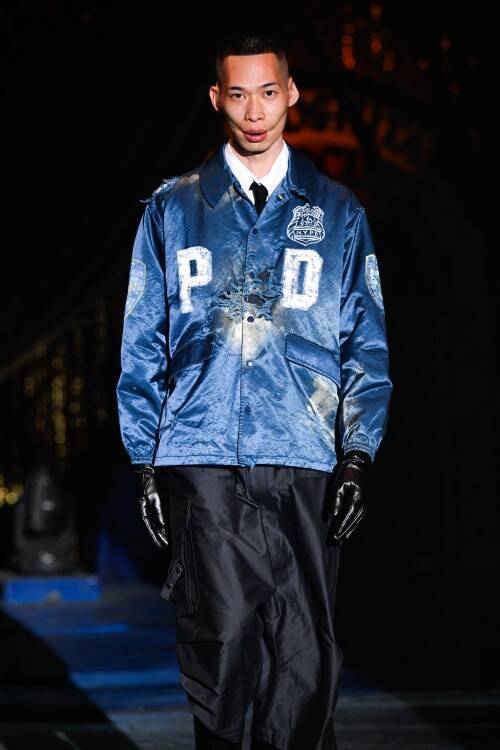 LES SIXが2026年秋冬コレクションを発表。サーカスの見世物として提示された、現実と虚構のあわい