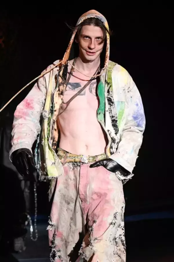 「LES SIXが2026年秋冬コレクションを発表。サーカスの見世物として提示された、現実と虚構のあわい」の画像