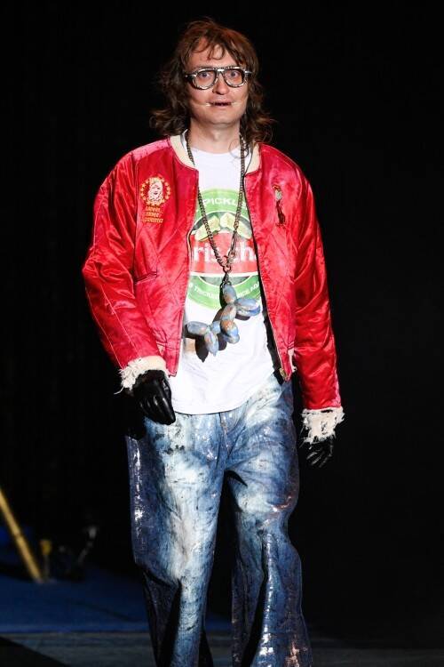 LES SIXが2026年秋冬コレクションを発表。サーカスの見世物として提示された、現実と虚構のあわい