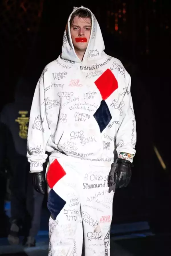 「LES SIXが2026年秋冬コレクションを発表。サーカスの見世物として提示された、現実と虚構のあわい」の画像