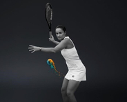 ラドーのアンバサダー、アシュリー・バーティが人気アーティスト アシュヴィン・ハリソンと組んで1回限りのアート作品を創作