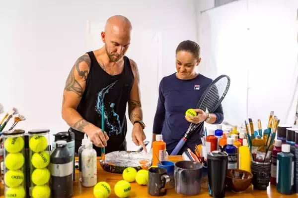 「ラドーのアンバサダー、アシュリー・バーティが人気アーティスト アシュヴィン・ハリソンと組んで1回限りのアート作品を創作」の画像