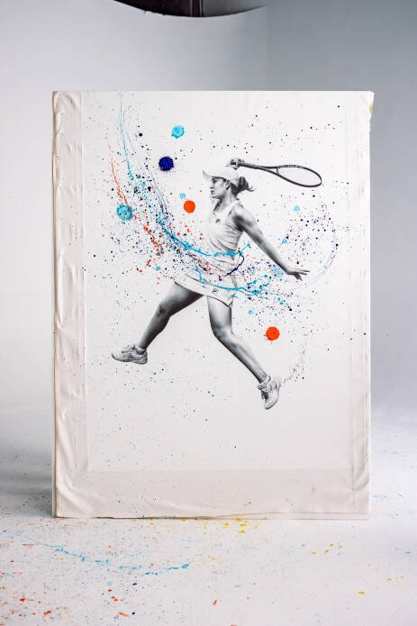 ラドーのアンバサダー、アシュリー・バーティが人気アーティスト アシュヴィン・ハリソンと組んで1回限りのアート作品を創作