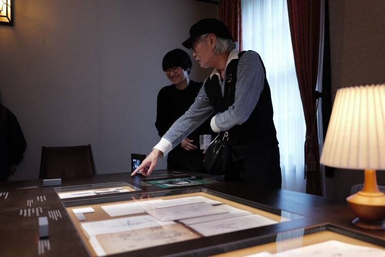 細野晴臣デビュー55周年記念の企画展「細野さんと晴臣くん」が母校の立教大学 ライフスナイダー館で開催